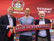 Geschäftsführer Michael Schade (l) und Sportdirektor Rudi Völler (r) präsentieren Heiko Herrlich als neuen Trainer. Foto: Federico Gambarini