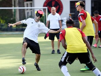 Alican Pektas (l-r), Mulgheta Russom, und Rasmus Narjes von der deutschen Blindenfußball-Nationalmannschaft. Foto: Maurizio Gambarini Alican Pektas (l-r), Mulgheta Russom, und Rasmus Narjes von der deutschen Blindenfußball-Nationalmannschaft. Foto: Maurizio Gambarini
