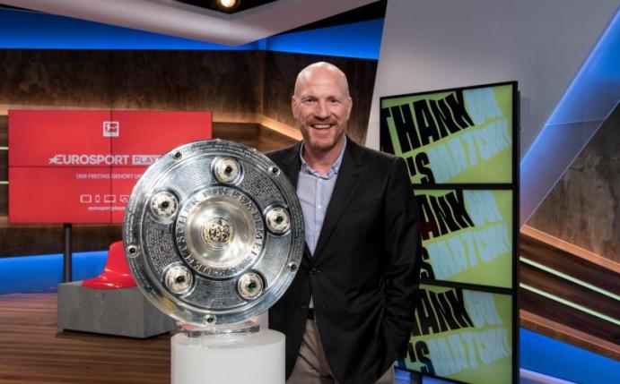 Die Meisterschale bei Eurosport: Matthias Sammer beim Sender in Unterföhring. Foto: Sven Hoppe