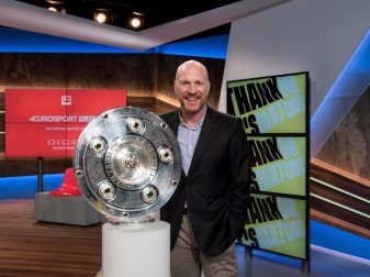 Die Meisterschale bei Eurosport: Matthias Sammer beim Sender in Unterföhring. Foto: Sven Hoppe Die Meisterschale bei Eurosport: Matthias Sammer beim Sender in Unterföhring. Foto: Sven Hoppe