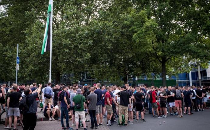 Zum Heimspiel-Auftakt von Hannover 96 müssen keine Fans draußen bleiben. Foto: Peter Steffen