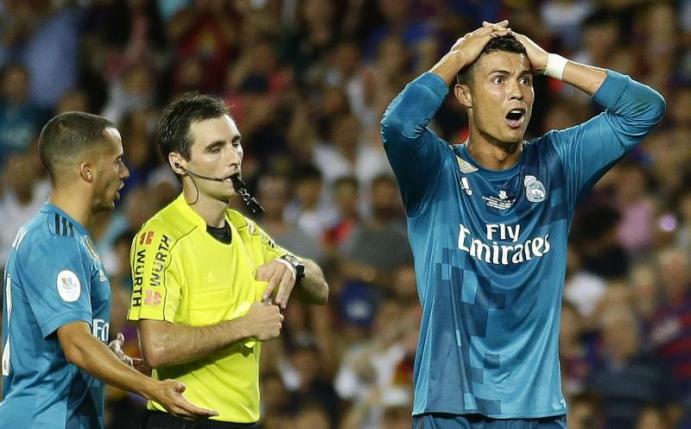 Real-Superstar Cristiano Ronaldo (r) verstand nach seiner Gelb-Roten Karte die Welt nicht mehr. Foto: Manu Fernandez