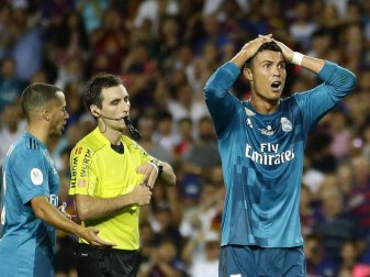 Real-Superstar Cristiano Ronaldo (r) verstand nach seiner Gelb-Roten Karte die Welt nicht mehr. Foto: Manu Fernandez Real-Superstar Cristiano Ronaldo (r) verstand nach seiner Gelb-Roten Karte die Welt nicht mehr. Foto: Manu Fernandez