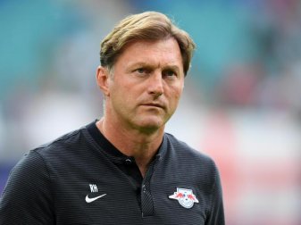 Ralph Hasenhüttl setzt zum Start auf Schalke auf eine eingespielte Mannschaft. Foto: Hendrik Schmidt Ralph Hasenhüttl setzt zum Start auf Schalke auf eine eingespielte Mannschaft. Foto: Hendrik Schmidt