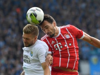 Bayern-Verteidiger Mats Hummels (r.) mahnt nach dem Neymar-Transfer an, «den Kern des Spiels zu bewahren». Foto: Hendrik Schmidt Bayern-Verteidiger Mats Hummels (r.) mahnt nach dem Neymar-Transfer an, «den Kern des Spiels zu bewahren». Foto: Hendrik Schmidt