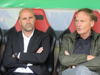 Peter Bosz (l.) muss bei seiner Bundesliga-Premiere auf den wechselwilligen Ousmane Dembélé verzichten. Foto: Patrick Seeger Peter Bosz (l.) muss bei seiner Bundesliga-Premiere auf den wechselwilligen Ousmane Dembélé verzichten. Foto: Patrick Seeger