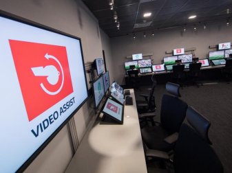 Der Videoassistent sorgte schon am ersten Spieltag für Diskussionen. Foto: Rolf Vennenbernd Der Videoassistent sorgte schon am ersten Spieltag für Diskussionen. Foto: Rolf Vennenbernd