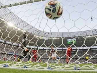 Ausnahmetalent Moukoko: Nach drei Spieltagen 8 Tore Ausnahmetalent Moukoko: Nach drei Spieltagen 8 Tore