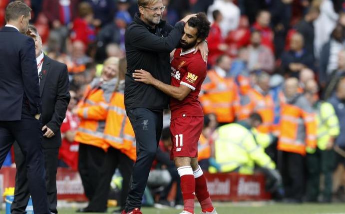 Jürgen Klopp (2.v.r) freut sich mit Mohamed Salah über den ersten Saisonsieg. Foto: Martin Rickett