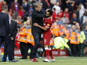 Jürgen Klopp (2.v.r) freut sich mit Mohamed Salah über den ersten Saisonsieg. Foto: Martin Rickett Jürgen Klopp (2.v.r) freut sich mit Mohamed Salah über den ersten Saisonsieg. Foto: Martin Rickett