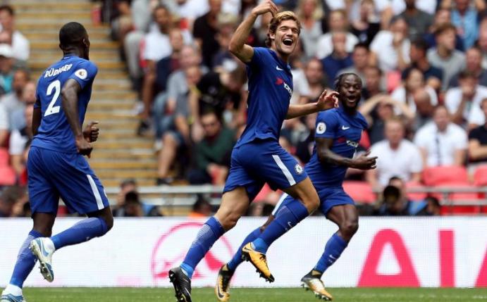 Marcos Alonso (M) führte Chelsea mit seinen beiden Treffern zum Sieg im London-Derby bei Tottenham. Foto: Steven Paston