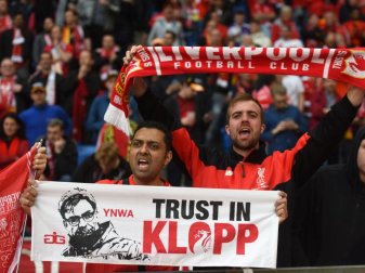 Die Liverpool-Fans lieben ihren Trainer. Foto: Patrick Seeger