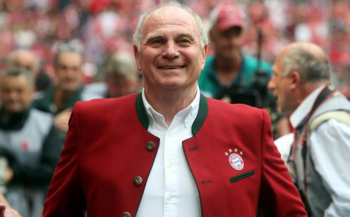 Uli Hoeneß feiert die Eröffnung des Leistungszentrums