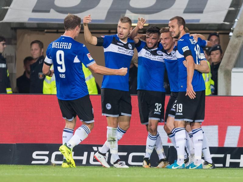 Sturm auf Platz eins: Die Spieler von Arminia Bielefeld bejubeln den 2:0-Sieg gegen den VfL Bochum. Foto: Guido Kirchner
