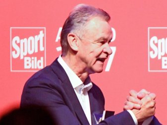 Ottmar Hitzfeld bekommt in Hamburg den «Sport Bild»-Awards 2017 in der Kategorie «Lebenswerk» verliehen. Foto: Axel Heimken