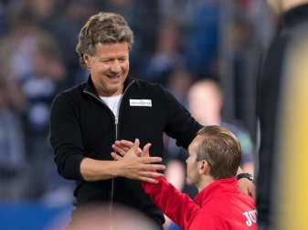 Bielefelds Cheftrainer Jeff Saibene (l) klatscht nach dem Sieg über den VfL Bochum mit seinem Co-Trainer Carsten Rump ab. Foto: Guido Kirchner