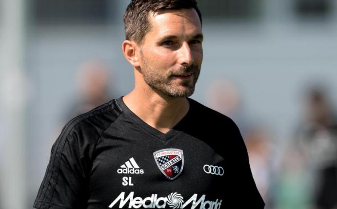 Der neue Trainer von Ingolstadt, Stefan Leitl, verfolgt das erste Training unter seiner Leitung. Foto: Sven Hoppe