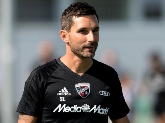 Der neue Trainer von Ingolstadt, Stefan Leitl, verfolgt das erste Training unter seiner Leitung. Foto: Sven Hoppe Der neue Trainer von Ingolstadt, Stefan Leitl, verfolgt das erste Training unter seiner Leitung. Foto: Sven Hoppe