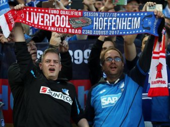 Hoffenheimer Fans feiern das Spiel ihrer Mannschaft. Foto: Nick Potts Hoffenheimer Fans feiern das Spiel ihrer Mannschaft. Foto: Nick Potts