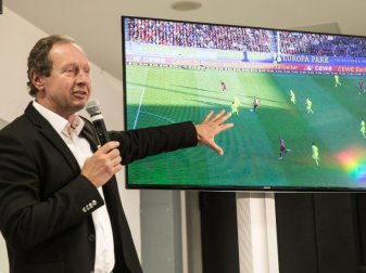 Hellmut Krug erläutert bei einer Pressekonferenz eine Spielszene auf einem Monitor. Foto: Frank Rumpenhorst