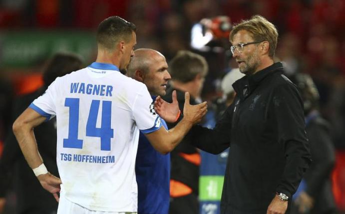 Liverpools Trainer Jürgen Klopp (r) geht nach dem Sieg über Hoffenheim zu 1899-Stürmer Sandro Wagner. Foto: Dave Thompson