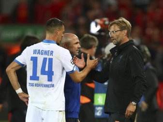 Liverpools Trainer Jürgen Klopp (r) geht nach dem Sieg über Hoffenheim zu 1899-Stürmer Sandro Wagner. Foto: Dave Thompson Liverpools Trainer Jürgen Klopp (r) geht nach dem Sieg über Hoffenheim zu 1899-Stürmer Sandro Wagner. Foto: Dave Thompson