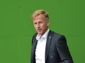 Wolfsburgs Trainer Andries Jonker sieht den VfL personell gut aufgestellt und auch nicht als Abstiegskandidaten. Foto: Silas Stein
