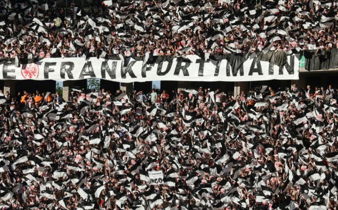 Friedliche Fanunterstützung mit Banner und Fahnen
