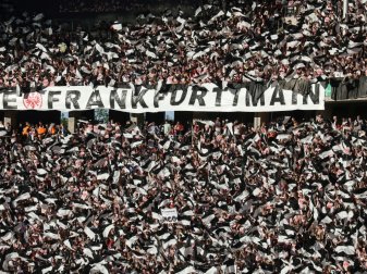 Friedliche Fanunterstützung mit Banner und Fahnen Friedliche Fanunterstützung mit Banner und Fahnen