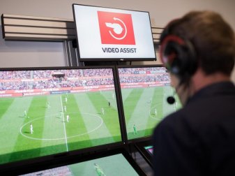 Der Videobeweis funktionierte am ersten Spieltag noch nicht richtig. Foto: Rolf Vennenbernd Der Videobeweis funktionierte am ersten Spieltag noch nicht richtig. Foto: Rolf Vennenbernd