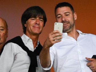 Gibt seinen ersten Kader nach dem Confed Cup bekannt: Weltmeister-Coach Joachim Löw (l). Foto: Uwe Anspach