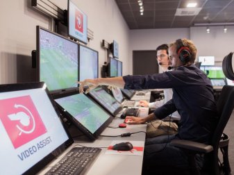 Am zweiten Bundesliga-Spieltag wird der Videobeweis ohne die Abseitslinie durchgeführt. Foto: Rolf Vennenbernd Am zweiten Bundesliga-Spieltag wird der Videobeweis ohne die Abseitslinie durchgeführt. Foto: Rolf Vennenbernd