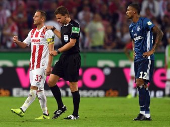 Gestützt auf Kölns Matthias Lehmann humpelt Schiedsrichter Felix Brych (M) vom Platz. Foto: Federico Gambarini