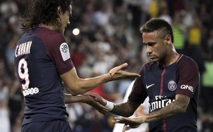 Edinson Cavani (l) und Neymar feiern das 1:0 gegen Saint Etienne. Die Pariser holen am vierten Spieltag den vierten Sieg. Foto: Kamil Zihnioglu