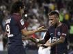 Edinson Cavani (l) und Neymar feiern das 1:0 gegen Saint Etienne. Die Pariser holen am vierten Spieltag den vierten Sieg. Foto: Kamil Zihnioglu