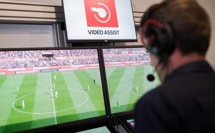 Trotz technischer Probleme werden die Video-Assistenten am 2. Spieltag erneut auf die Probe gestellt. Foto: Rolf Vennenbernd