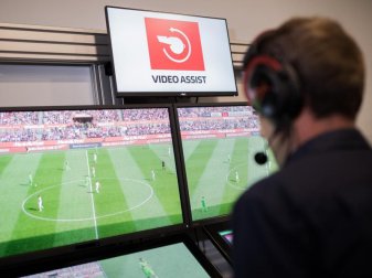 Trotz technischer Probleme werden die Video-Assistenten am 2. Spieltag erneut auf die Probe gestellt. Foto: Rolf Vennenbernd Trotz technischer Probleme werden die Video-Assistenten am 2. Spieltag erneut auf die Probe gestellt. Foto: Rolf Vennenbernd