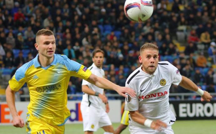 Astanas Igor Shitov (L) im Duell mit Berns Yoric Ravet (R). Ravet unterschrieb einen Vertrag beim SC Freiburg. Foto: Turar Kazangapov