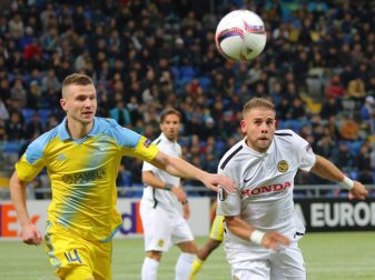 Astanas Igor Shitov (L) im Duell mit Berns Yoric Ravet (R). Ravet unterschrieb einen Vertrag beim SC Freiburg. Foto: Turar Kazangapov Astanas Igor Shitov (L) im Duell mit Berns Yoric Ravet (R). Ravet unterschrieb einen Vertrag beim SC Freiburg. Foto: Turar Kazangapov