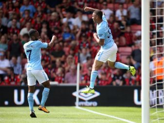 Manchester Citys Gabriel Jesus (r) feiert sein erstes Tor mit Mitspieler Sterling. Manchester City siegte spät mit 2:1. Foto: Steven Paston Manchester Citys Gabriel Jesus (r) feiert sein erstes Tor mit Mitspieler Sterling. Manchester City siegte spät mit 2:1. Foto: Steven Paston