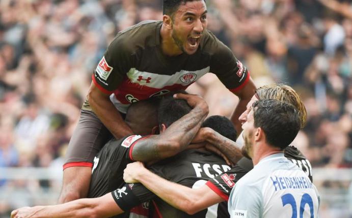 Last-Minute-Sieg: Paulis Aziz Bouhaddouz (oben) jubelt mit seinen Mitspielern über das 1:0. Foto: Axel Heimken