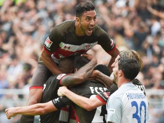 Last-Minute-Sieg: Paulis Aziz Bouhaddouz (oben) jubelt mit seinen Mitspielern über das 1:0. Foto: Axel Heimken Last-Minute-Sieg: Paulis Aziz Bouhaddouz (oben) jubelt mit seinen Mitspielern über das 1:0. Foto: Axel Heimken