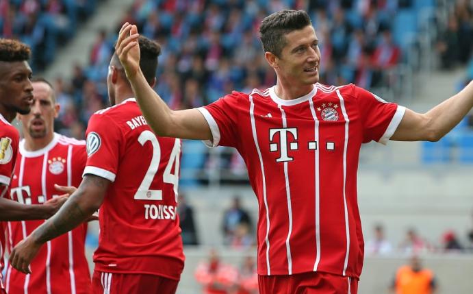 Robert Lewandowski erzielt zwei Tore für die Bayern