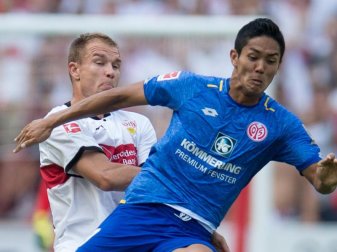Mainz Yoshinori Muto (r) im Zweikampf gegen VfB-Torschütze Holger Badstuber. Foto: Deniz Calagan