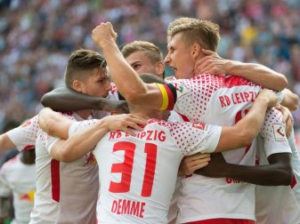 Leipzigs Kapitän Willi Orban (2.v.r.) bejubelt sein Tor zum 2:1 gegen Freiburg. Foto: Sebastian Kahnert Leipzigs Kapitän Willi Orban (2.v.r.) bejubelt sein Tor zum 2:1 gegen Freiburg. Foto: Sebastian Kahnert