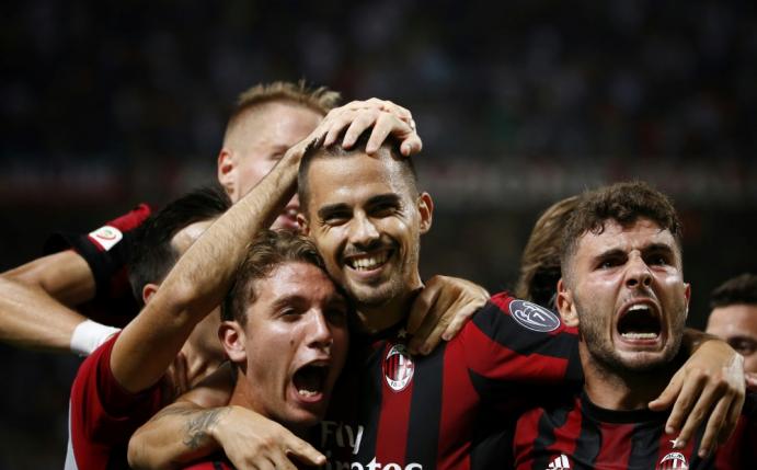 Der AC Mailand besiegte Cagliari Calcio mit 2:1