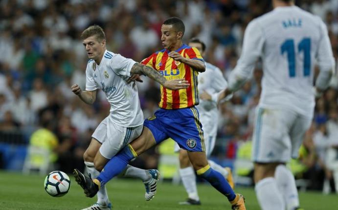 Toni Kroos (l) spielte mit Real nur 2:2 gegen den FC Valencia. Foto: Francisco Seco