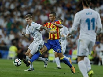 Toni Kroos (l) spielte mit Real nur 2:2 gegen den FC Valencia. Foto: Francisco Seco Toni Kroos (l) spielte mit Real nur 2:2 gegen den FC Valencia. Foto: Francisco Seco
