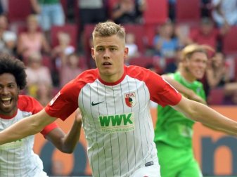 Nach 36 Sekunden platzierte der Augsburger Alfred Finnbogason (M) den Ball im Netz der Gladbacher. Foto: Stefan Puchner Nach 36 Sekunden platzierte der Augsburger Alfred Finnbogason (M) den Ball im Netz der Gladbacher. Foto: Stefan Puchner