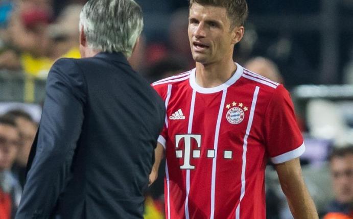 Thomas Müller (r) saß in Bremen zu Beginn nur auf der Bank. Foto: Guido Kirchner